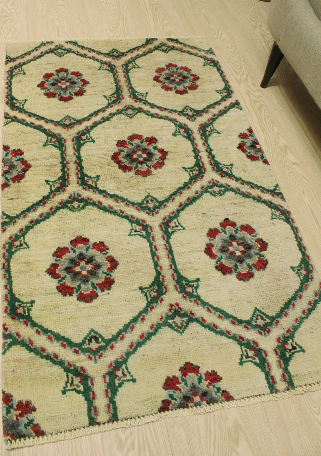 Aria Magdalen Ivory/Green Rug, 3'0" x 5'1"