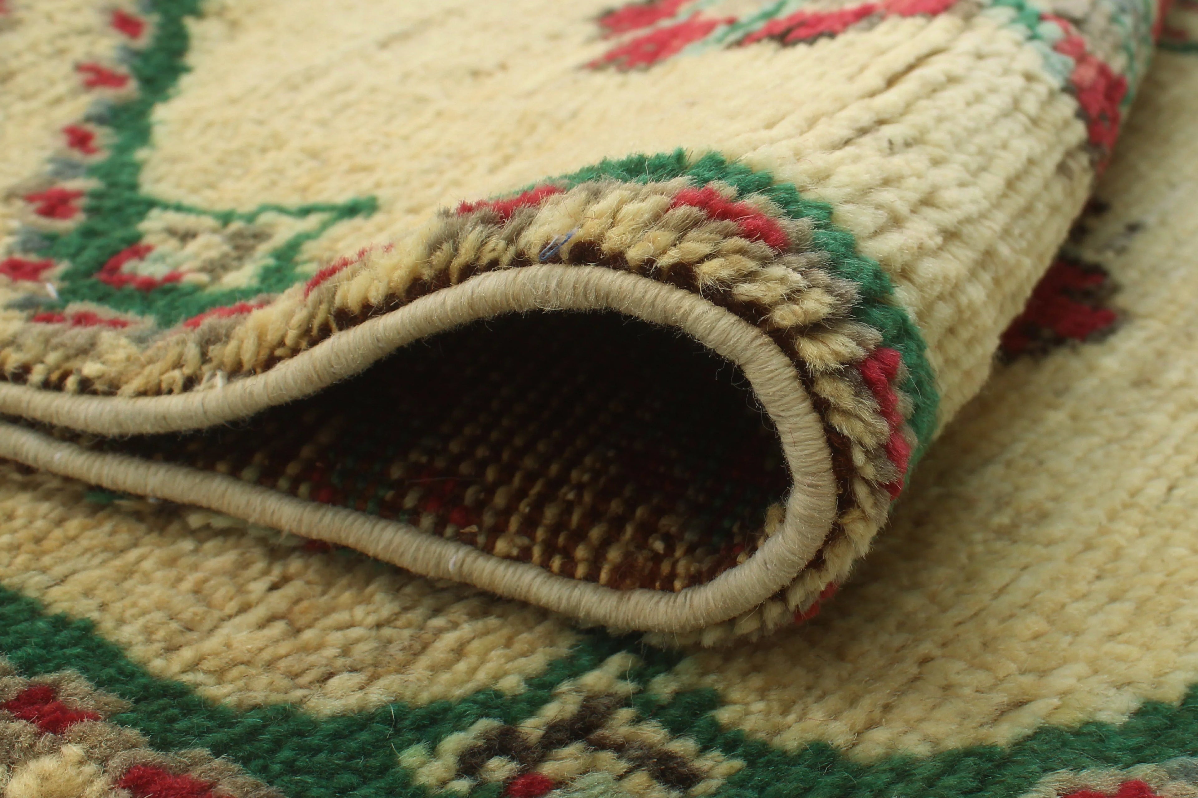 Aria Magdalen Ivory/Green Rug, 3'0" x 5'1"