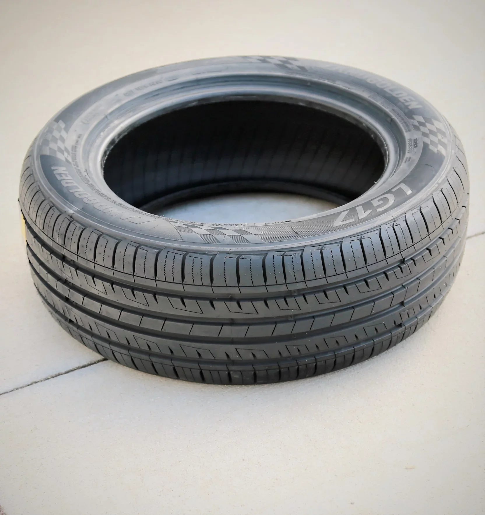 Landgolden LG17 195/55R15 85V Capability Tire Fits: 2007-08 Honda Fit Sport, 1999-2000 Honda Civic Si