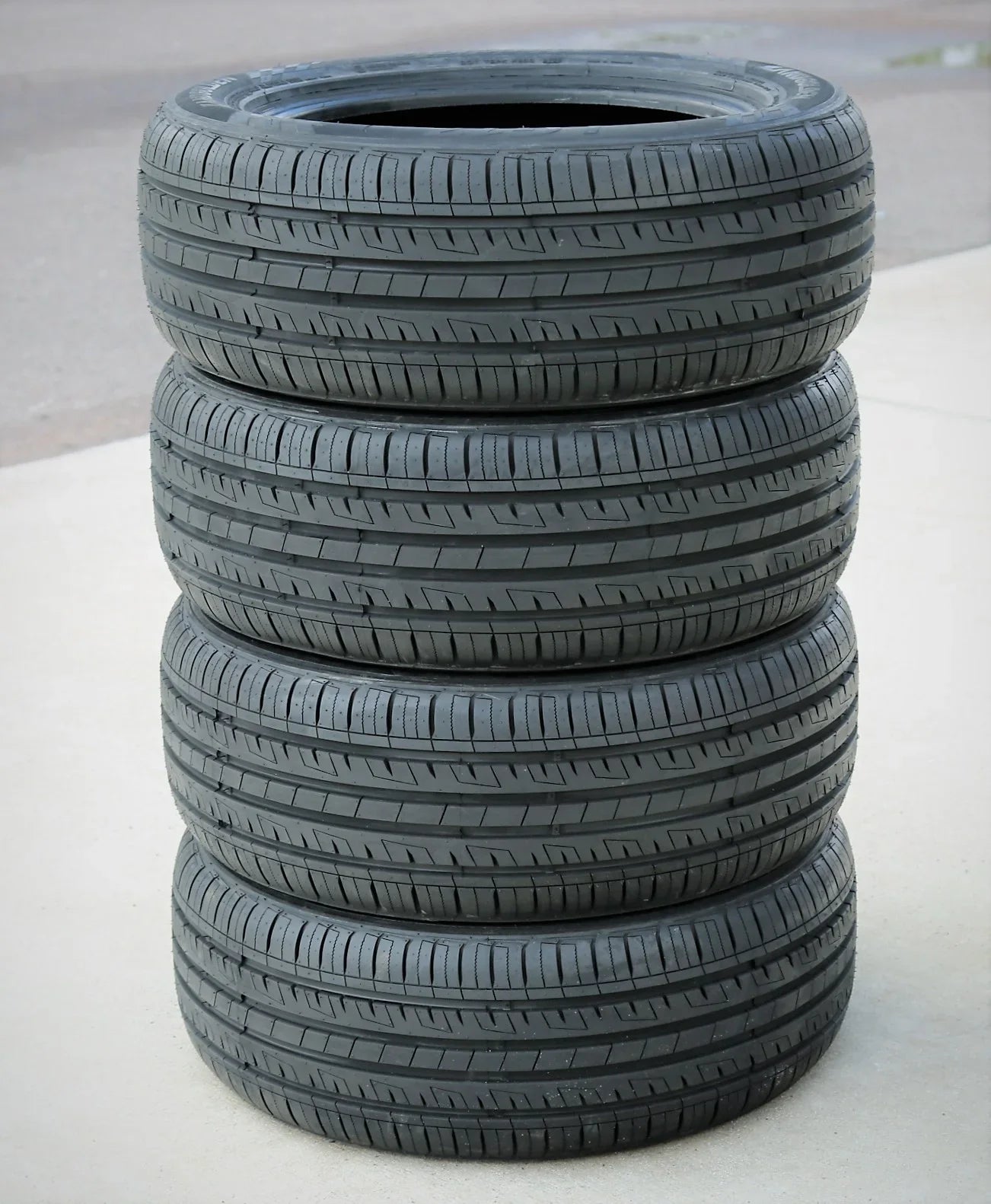 Landgolden LG17 195/55R15 85V Capability Tire Fits: 2007-08 Honda Fit Sport, 1999-2000 Honda Civic Si